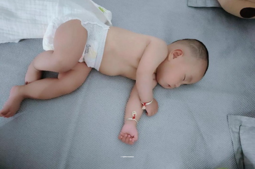 孝义宝宝拍嗝的正确方法